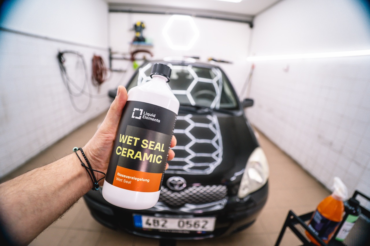 Aplikace rychlé ochrany do mokra na auto